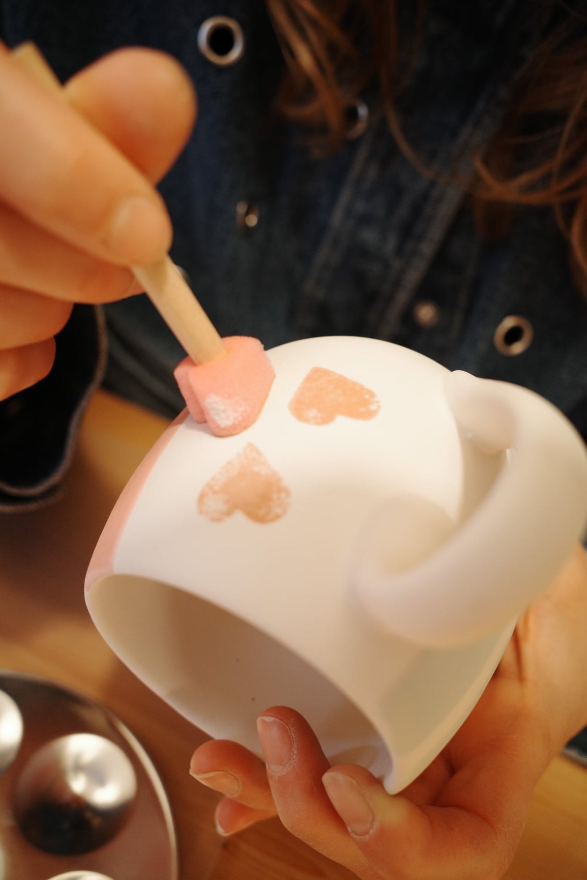 Keramik Tasse selber bemalen mit Herz Stempeln