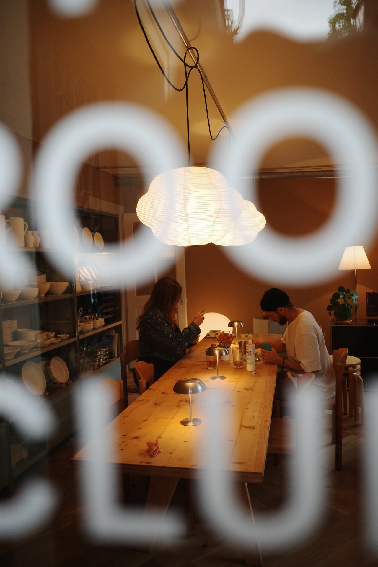 Ein Paar beim Keramikmalen in Solothurn in gemütlicher Atmosphäre
