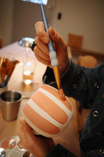 Tasse individuell bemalen im Pottery Painting im TWO ROOM CLUB